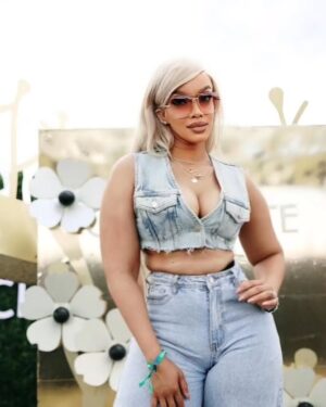 Dineo Langa Instagram - Hey Neighbour Fest Day 1 recap! iWeekend enkulu started a little something like this! 💃🏼🎉🍾🥂🥳🙌🏼😍
Don't panic. The recap reel is coming. Ga e 1 fela le shebe dinepe ko Instagram ganyane.
They weren't lying when they said #ItsAFullHouse there ga Netflix. Re jele monate o serious!
Makeup 💄: @preciousxabamakeup
Hair 👑: @hlayisani.cm