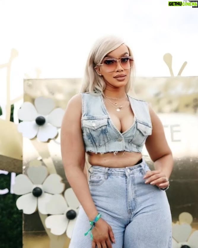 Dineo Langa - 58.4K Likes - Hey Neighbour Fest Day 1 recap! iWeekend enkulu started a little something like this! 💃🏼🎉🍾🥂🥳🙌🏼😍

Don't panic. The recap reel is coming. Ga e 1 fela le shebe dinepe ko Instagram ganyane.

They weren't lying when they said #ItsAFullHouse there ga Netflix. Re jele monate o serious!

Makeup 💄: @preciousxabamakeup 
Hair 👑: @hlayisani.cm