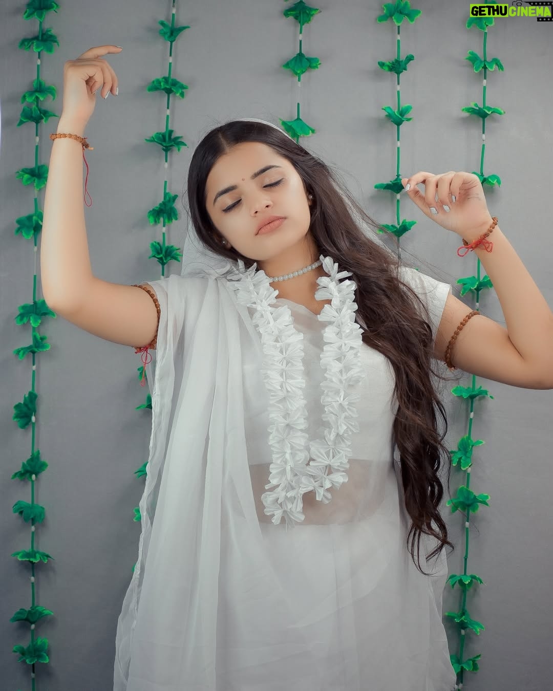 Dipika Rana - 23.6K Likes - Ek Radha, Ek Meera 🦚❤️ 

Photo edit by :- @work_by_vortex 

#radha #meera #krishna #post #feed #instagram #love
