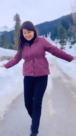 Disha Seth Instagram - Bhot grmi pad rhi isliye thodi बर्फ wali post 🥶throwback to Kashmir