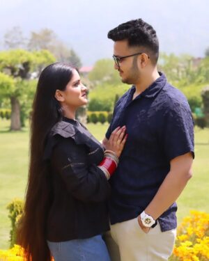 Divya Chanana Instagram - Paradise on Earth 🧿❤️ 
@hydra_hrishav 
.
.
.
.
.
.
.
.
.
#kashmir #divya #hrishav #newlywed #marraigevibes #dishav #love