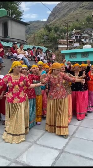 Divyaa Chauhan Instagram - गांव की याद पार्ट२ ❤️❤️❤️#video #himachal #uttrakhand #culture #india #dehradun #chakrata #hills #sahiya