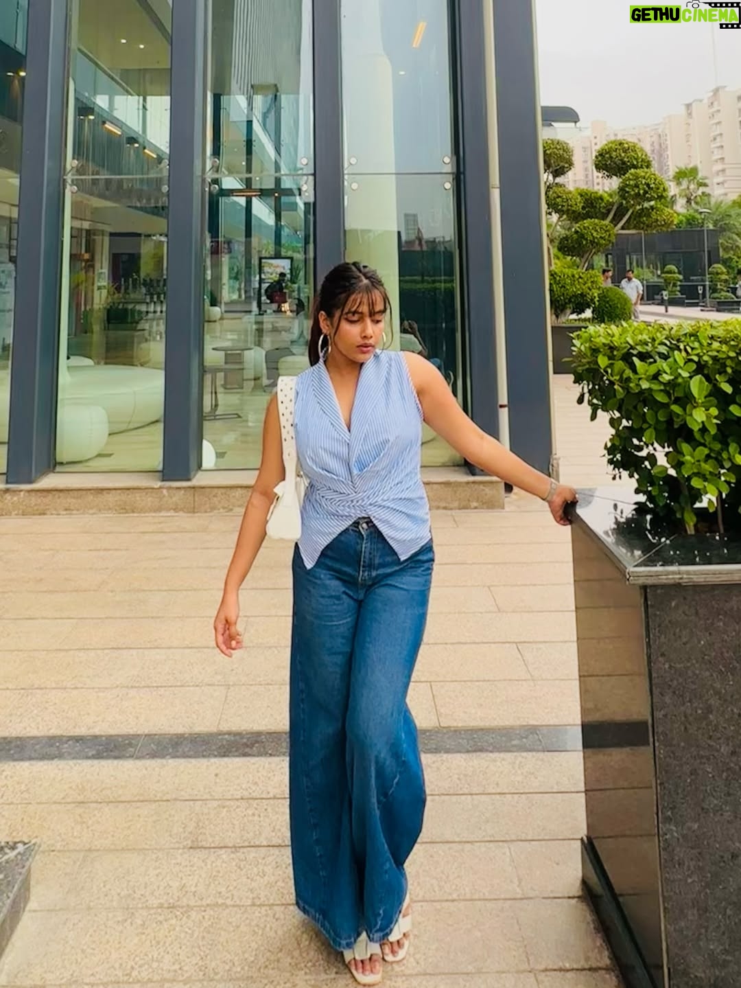 Divyanshi Jaiswal - 1.5K Likes - Chic happens.🌀
