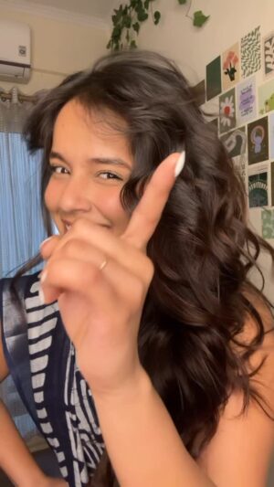 Divyanshi Jaiswal Instagram - When this song came out, I used imagine performing it on a big stage… 
Well, that didn’t happen🤷🏻‍♀️
so here’s me performing it for you all on Instagram instead. 
Close enough, right?
.
.
.
.
.
#rowdyrathore #chammakchallo #dance #bollywoodsongs