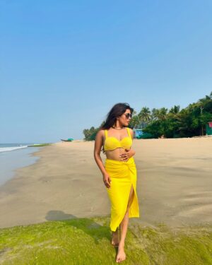 Divyanshi Jaiswal Instagram - Surajmukhi who? 🌻