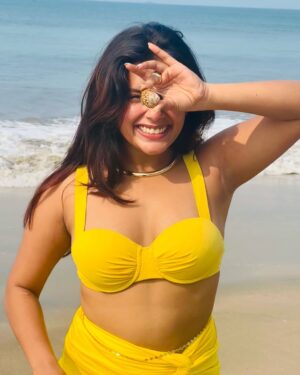 Divyanshi Jaiswal Instagram - Surajmukhi who? 🌻