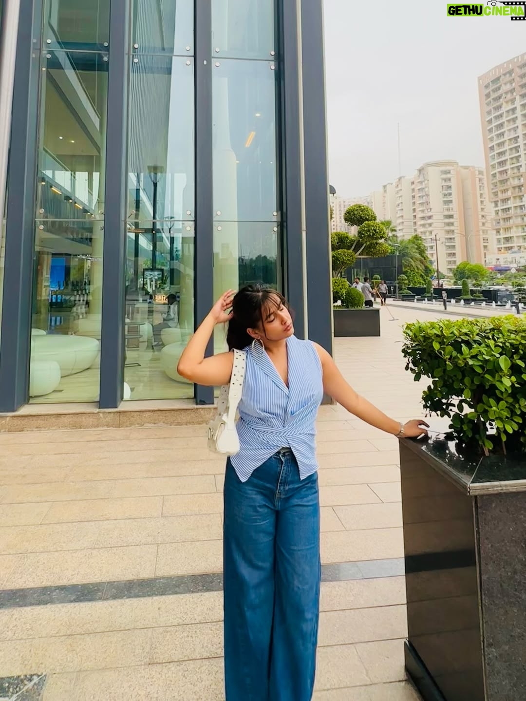 Divyanshi Jaiswal - 1.5K Likes - Chic happens.🌀