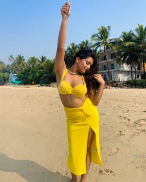 Divyanshi Jaiswal Instagram - Surajmukhi who? 🌻