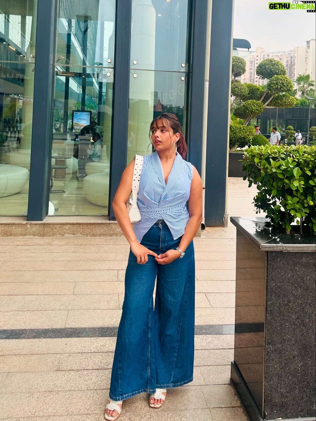 Divyanshi Jaiswal - 1.5K Likes - Chic happens.🌀