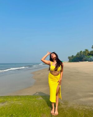 Divyanshi Jaiswal Instagram - Surajmukhi who? 🌻