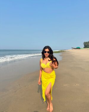 Divyanshi Jaiswal Instagram - Surajmukhi who? 🌻
