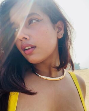 Divyanshi Jaiswal Instagram - Surajmukhi who? 🌻