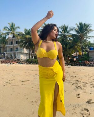 Divyanshi Jaiswal Instagram - Surajmukhi who? 🌻