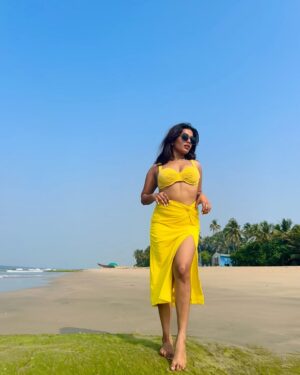 Divyanshi Jaiswal Instagram - Surajmukhi who? 🌻