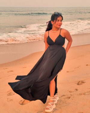 Divyanshi Jaiswal Instagram - Morning Magic, Beach Edition ✨