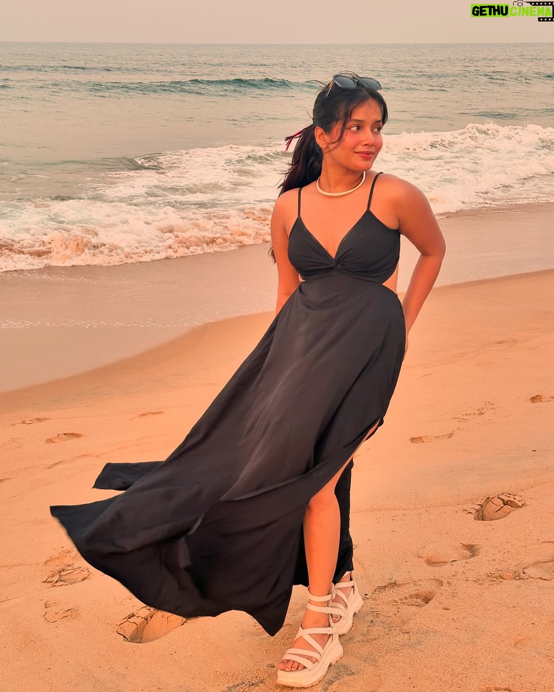 Divyanshi Jaiswal - 4.5K Likes - Morning Magic, Beach Edition ✨