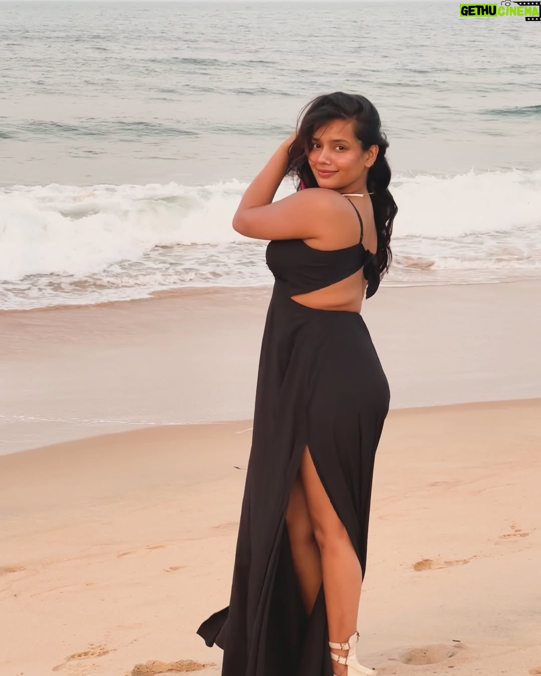 Divyanshi Jaiswal - 4.5K Likes - Morning Magic, Beach Edition ✨