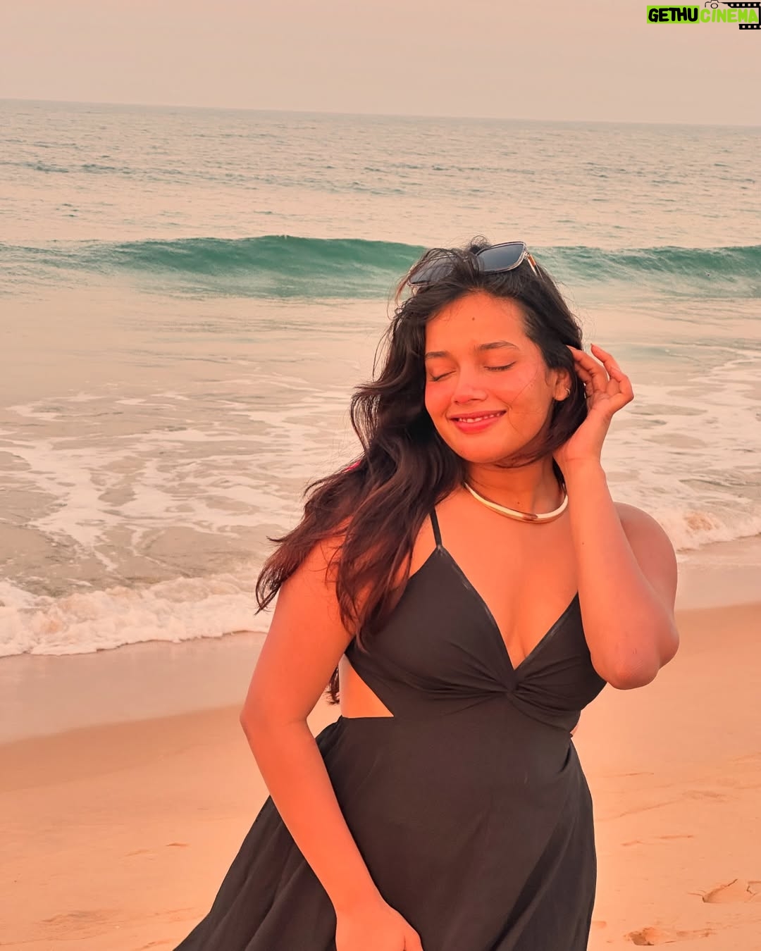 Divyanshi Jaiswal - 4.5K Likes - Morning Magic, Beach Edition ✨