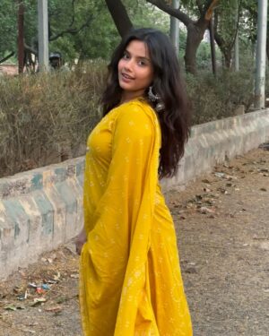 Divyanshi Jaiswal Instagram - 🌼🙂↔️