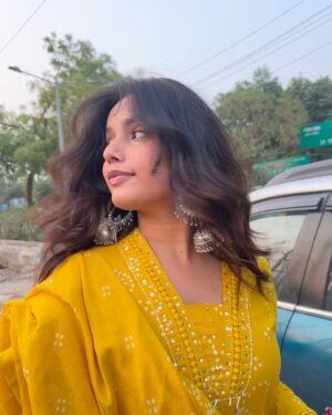 Divyanshi Jaiswal Instagram - 🌼🙂↔️