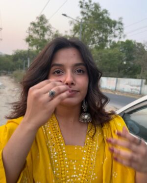 Divyanshi Jaiswal Instagram - 🌼🙂‍↔️