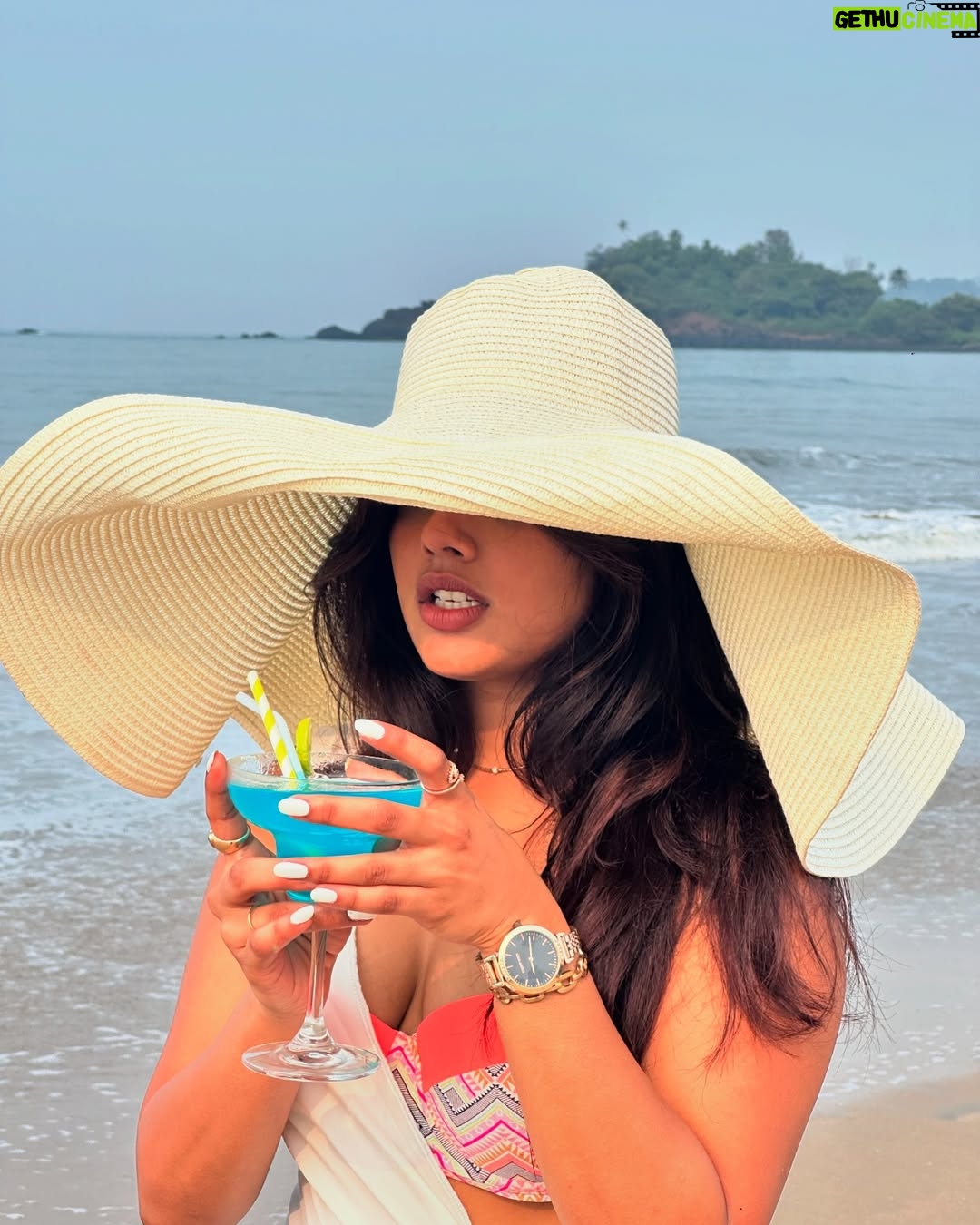 Divyanshi Jaiswal - 3.7K Likes - ⛱️☀️👙🌊🤍😮‍💨✨