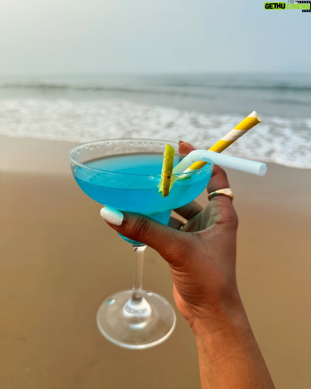 Divyanshi Jaiswal - 3.7K Likes - ⛱️☀️👙🌊🤍😮‍💨✨