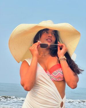 Divyanshi Jaiswal Instagram - ⛱️☀️👙🌊🤍😮💨✨