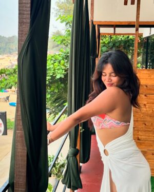 Divyanshi Jaiswal Instagram - ⛱️☀️👙🌊🤍😮💨✨