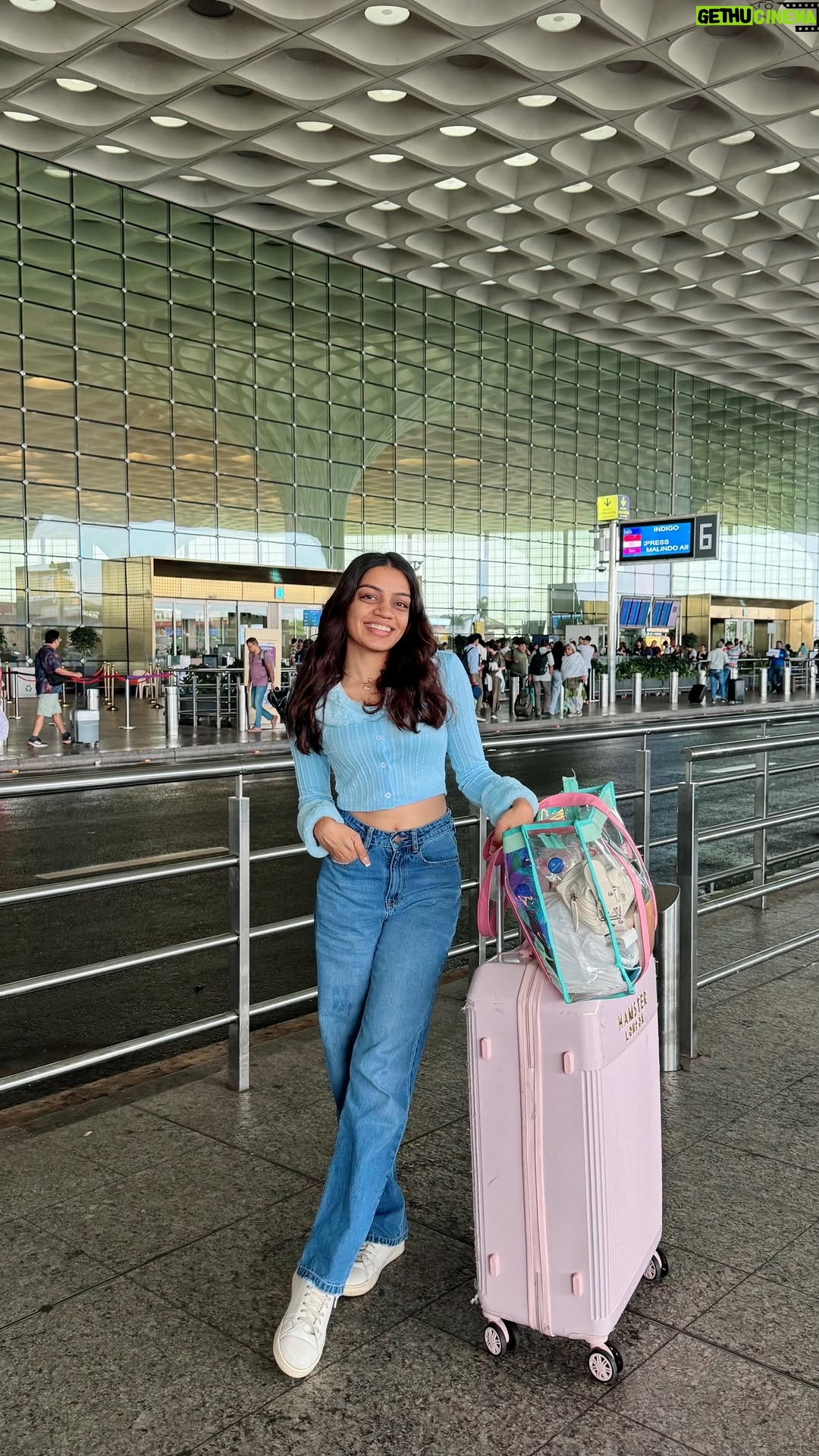 Dixita Patel - 1.9K Likes - Did my skincare routine mid-air ✈️ because skin deserves love even at 35,000 ft ☁️✨ Landing fresh is the real glow-up 💖
.
Comment for links 💌
.
.
.
#skincare #flightskincare #onflight #flight #skin #beauty #glowup #glow #travel #travelling #travelskincare #skincareisselfcare #skincaretips #skincareregimen #travelgram #travelnow