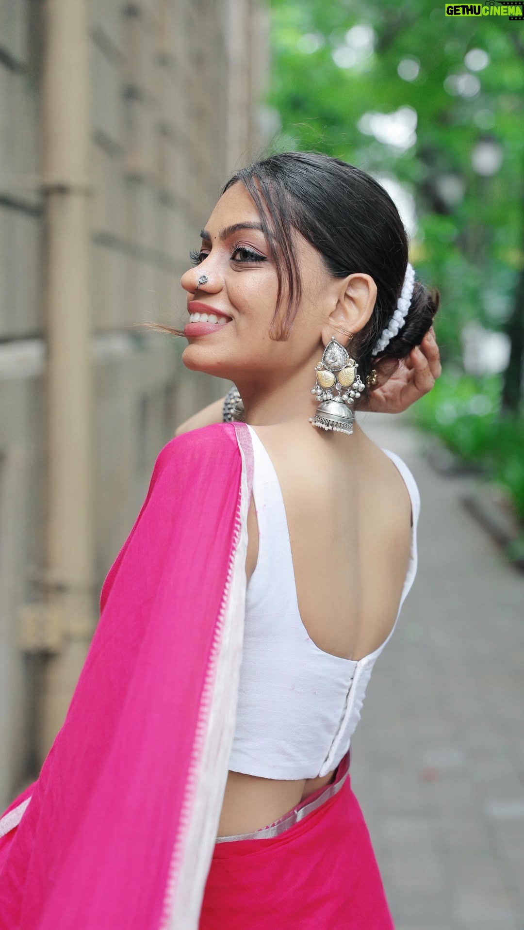 Dixita Patel - 3.1K Likes - Rate this out of 10 😍♥️.
.
.
I loved filming this !! 
Never knew I could crochet a गजरा 🫰🏻🌸🎀in an hour & I can style it multiple times 🤭😍🫶🏻✨ 
.
.
Jewellry- @ishhaara 
.
.
#diy #gajra #gajrahairstyle #gajralove #hairstylebyme #crochet #yarn #sunflower #hair #hairpin #hairclip #reels #reel #trending