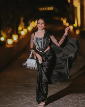 Dixita Patel Instagram - Sparkle on , darling ā”ļøāØ
.
.
.
Corset : @saanjhbylea
Saree : Amazon
Choker & finger ring : @ishhaara
Bag : @eena.official
.
.
šø : @rawimageproductions
.
.
.
#saree #black #sareelove #drape #drapping #pearl #pearlnecklace #sareefashion #fashion #style