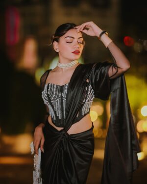 Dixita Patel Instagram - Sparkle on , darling ā”ļøāØ
.
.
.
Corset : @saanjhbylea
Saree : Amazon
Choker & finger ring : @ishhaara
Bag : @eena.official
.
.
šø : @rawimageproductions
.
.
.
#saree #black #sareelove #drape #drapping #pearl #pearlnecklace #sareefashion #fashion #style