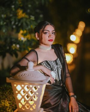 Dixita Patel Instagram - Sparkle on , darling ā”ļøāØ
.
.
.
Corset : @saanjhbylea
Saree : Amazon
Choker & finger ring : @ishhaara
Bag : @eena.official
.
.
šø : @rawimageproductions
.
.
.
#saree #black #sareelove #drape #drapping #pearl #pearlnecklace #sareefashion #fashion #style