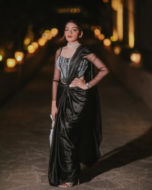 Dixita Patel Instagram - Sparkle on , darling ⚡️✨
.
.
.
Corset : @saanjhbylea 
Saree : Amazon 
Choker & finger ring : @ishhaara 
Bag : @eena.official 
.
.
📸 : @rawimageproductions 
.
.
.
#saree #black #sareelove #drape #drapping #pearl #pearlnecklace #sareefashion #fashion #style
