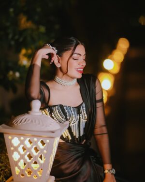 Dixita Patel Instagram - Sparkle on , darling ⚡️✨
.
.
.
Corset : @saanjhbylea 
Saree : Amazon 
Choker & finger ring : @ishhaara 
Bag : @eena.official 
.
.
📸 : @rawimageproductions 
.
.
.
#saree #black #sareelove #drape #drapping #pearl #pearlnecklace #sareefashion #fashion #style