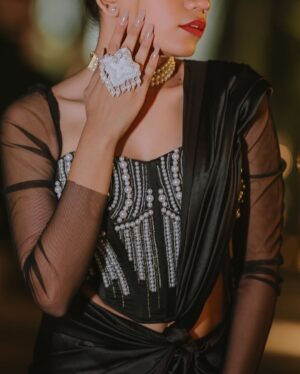 Dixita Patel Instagram - Sparkle on , darling ⚡️✨
.
.
.
Corset : @saanjhbylea 
Saree : Amazon 
Choker & finger ring : @ishhaara 
Bag : @eena.official 
.
.
📸 : @rawimageproductions 
.
.
.
#saree #black #sareelove #drape #drapping #pearl #pearlnecklace #sareefashion #fashion #style