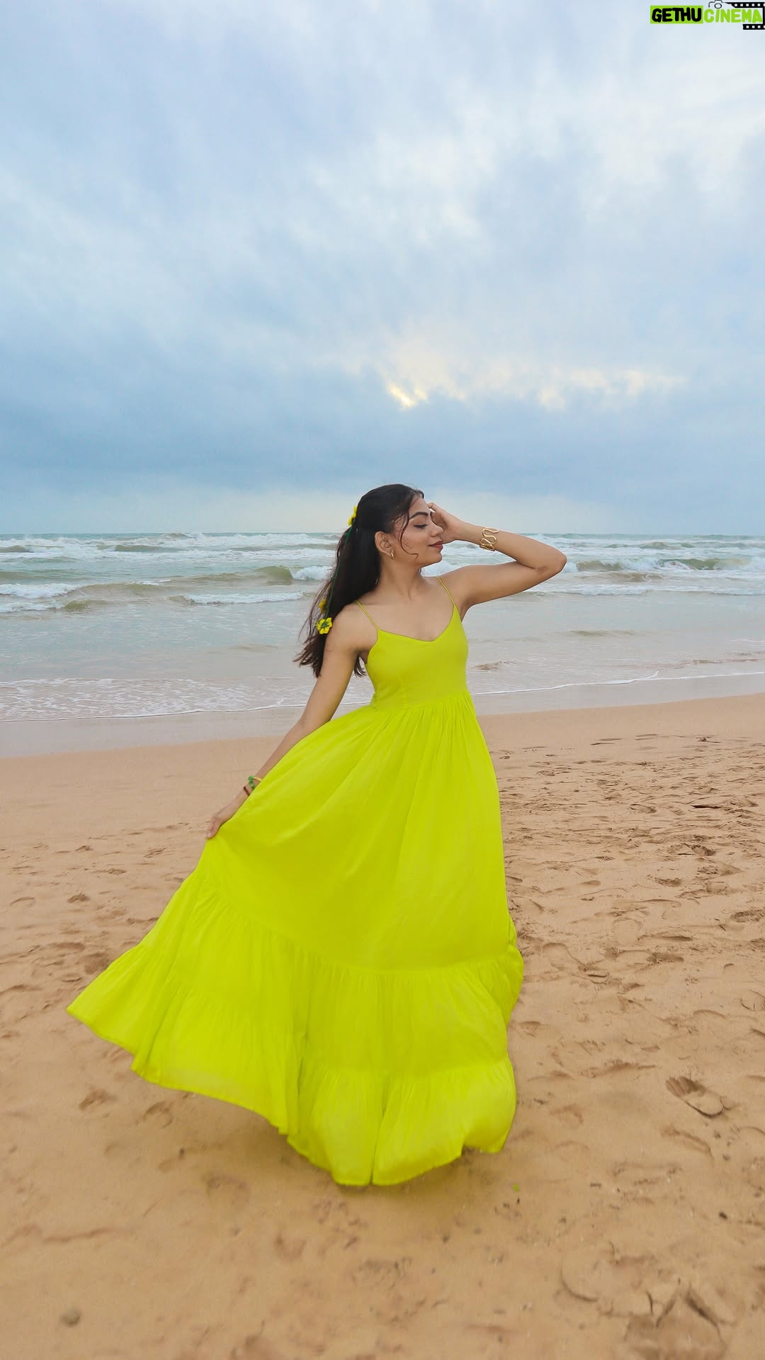 Dixita Patel - 20.1K Likes - Rate this out of 10 🌻💛.
.
.
I loved filming this !! 
Never knew I could crochet a hair clip in an hour & that too with this amazing view 🤭😍🫶🏻✨ 
📍- @cinnamonbentotabeach 
.
.

.
.
#diy #summer #crochet #yarn #sunflower #hair #hairpin #hairclip #reels #reel #trending