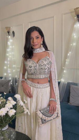 Doll Daundkar Instagram - Festive glam ready ! ✨🤍
#diwali #diwaliparty #getreadywithme #festiveready #festive