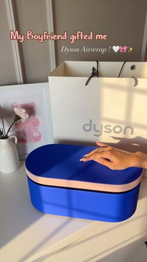 Doll Daundkar Instagram - Lets unbox it together ! 📦🎀🤍✨
Thank you for such a prettiest gift! 🥹🤍 @raj_wadhwani.rw
#dysonairwrap #unboxing