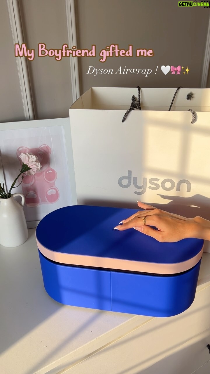 Doll Daundkar - 287.7K Likes - Lets unbox it together ! 📦🎀🤍✨ 

Thank you for such a prettiest gift! 🥹🤍 @raj_wadhwani.rw 

#dysonairwrap #unboxing