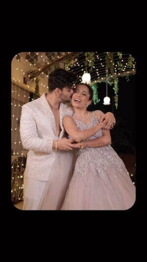 Doll Daundkar Instagram - Favourite place is by your side ❤️✨
@armaanmalik @aashnashroff
#Ghar #Saanvarey