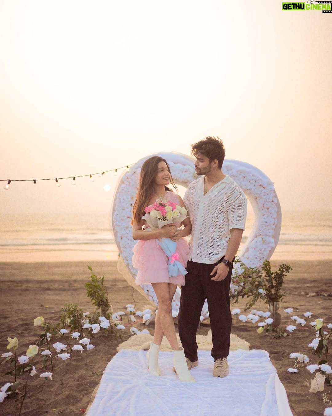 Doll Daundkar - 184K Likes - Forever together ! 💍✨💕

📸 @films_by_pavan