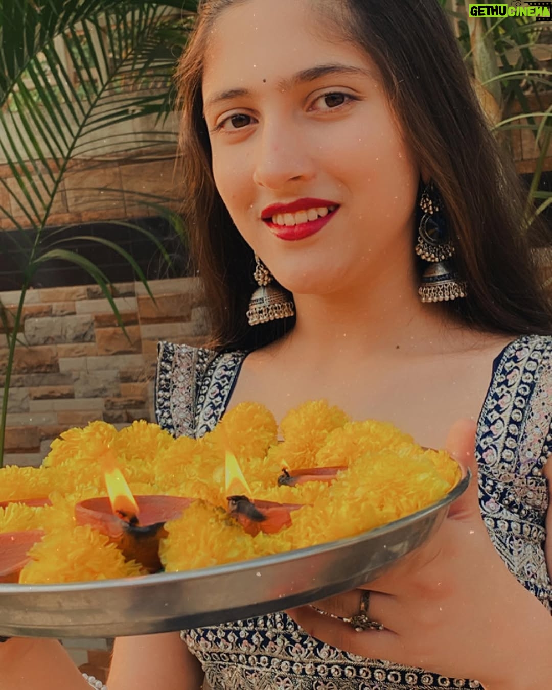 Dollsy Pamnani - 7.7K Likes - Happy Diwali 🥳❤️

🎵 - @swatimishra476