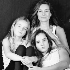 Dominika Paleta Instagram - Cuando eran niƱas estĆ”s dos hermosuras que hoy son mĆ”s grandes que yo #amosermamĆ” ā„ļø #tbt por @ecovarrubias una tarde nublada en su estudio āļø