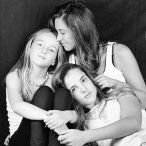 Dominika Paleta Instagram - Cuando eran niƱas estĆ”s dos hermosuras que hoy son mĆ”s grandes que yo #amosermamĆ” ā„ļø #tbt por @ecovarrubias una tarde nublada en su estudio āļø