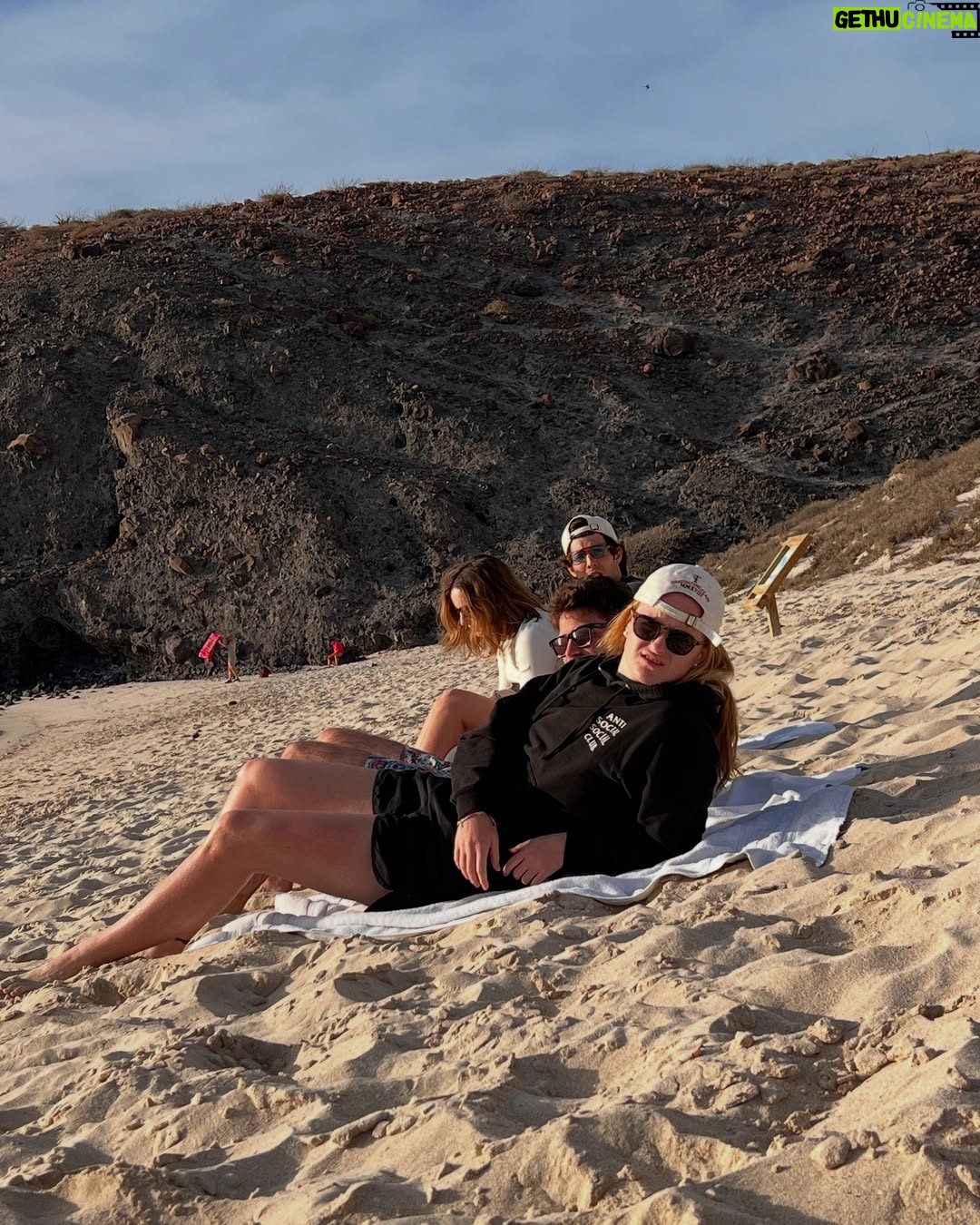 Dominika Paleta - 18.8K Likes - La Paz …  días hermosos en familia agradeciendo y celebrando estar juntos … un año más. 🐋🌵✨