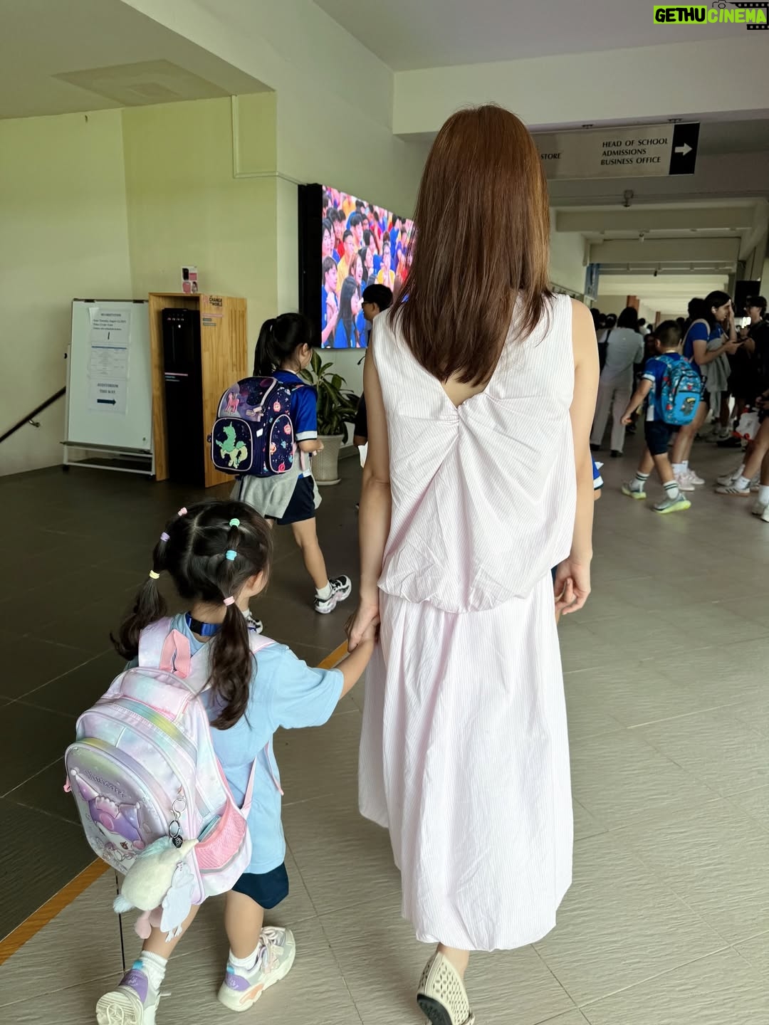 Dong Nhi - 38K Likes - Hình kỷ niệm chị hai Winnie hoàn thành ngày học đầu tiên tại ngôi trường mới 💓💓

#dongnhi #ongcaothang #winnieong #nhithangfamily