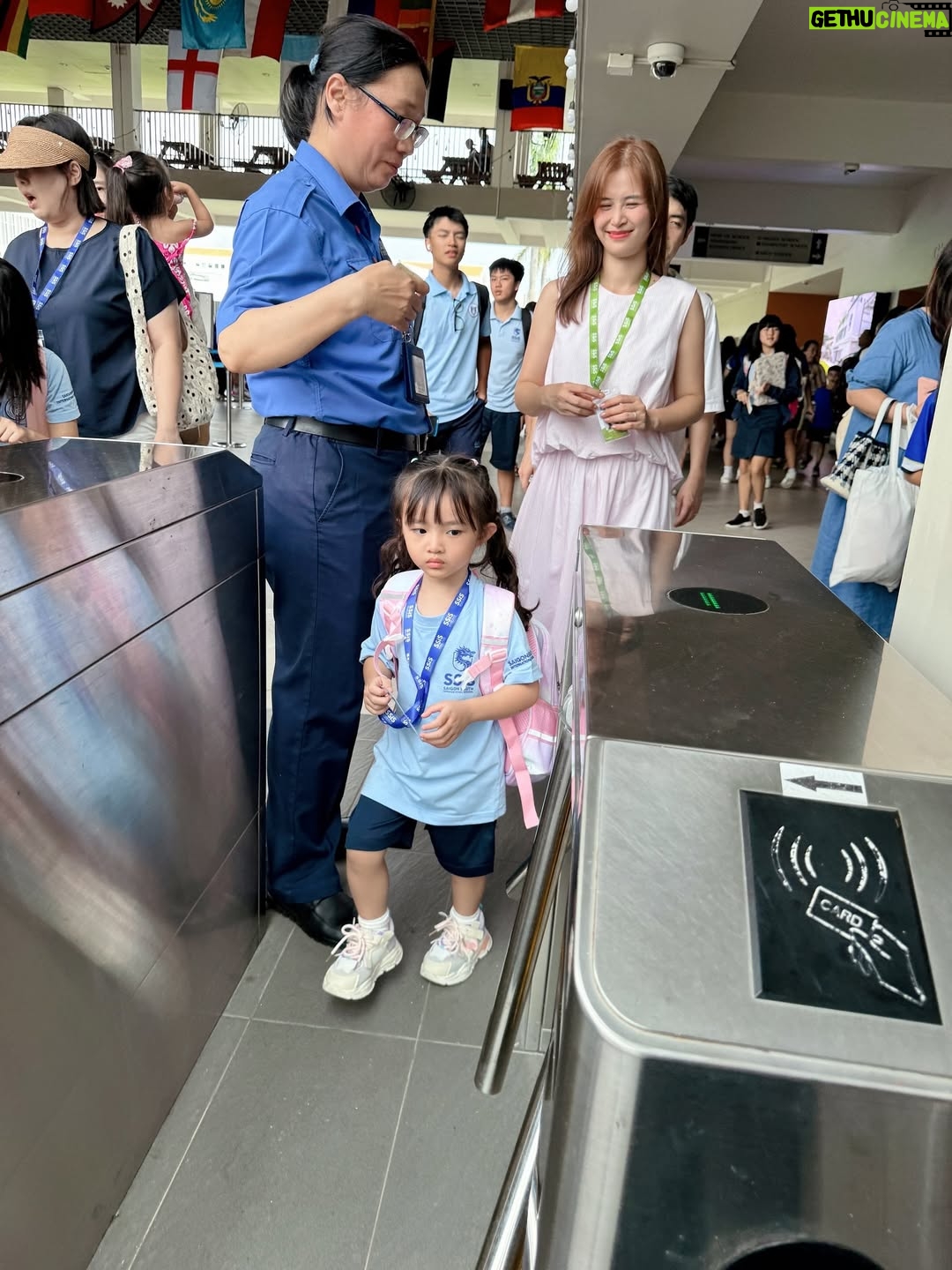 Dong Nhi - 38K Likes - Hình kỷ niệm chị hai Winnie hoàn thành ngày học đầu tiên tại ngôi trường mới 💓💓

#dongnhi #ongcaothang #winnieong #nhithangfamily