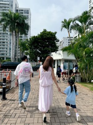 Dong Nhi Instagram - HƬnh kį»· niį»m chį» hai Winnie hoĆ n thĆ nh ngĆ y hį»c Äįŗ§u tiĆŖn tįŗ”i ngĆ“i trʰį»ng mį»i šš
#dongnhi #ongcaothang #winnieong #nhithangfamily